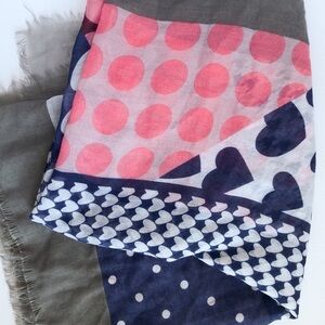 𝅺Multi-pattern scarf in grey, pink, blue and maroon.